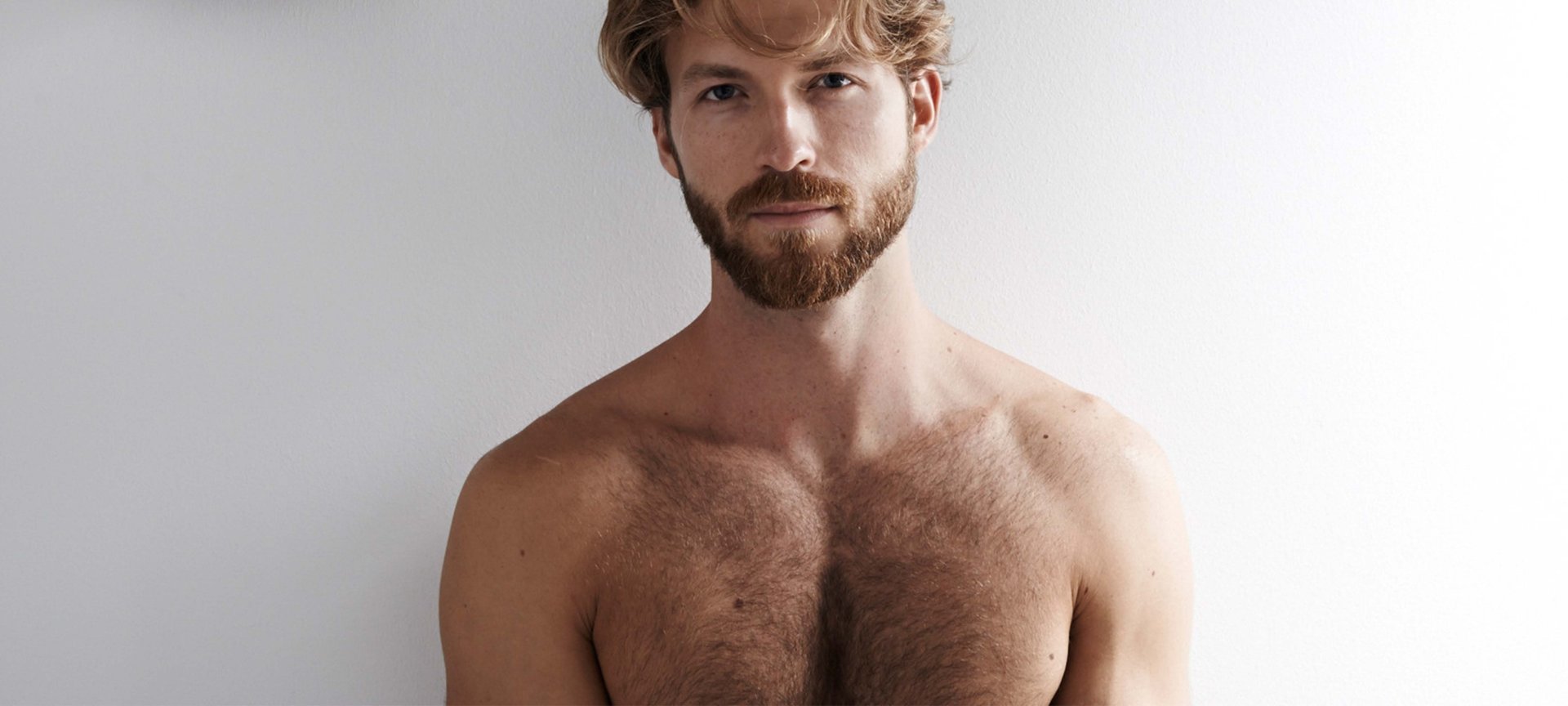 Mann mit freiem Oberkörper reibt sich die Hände